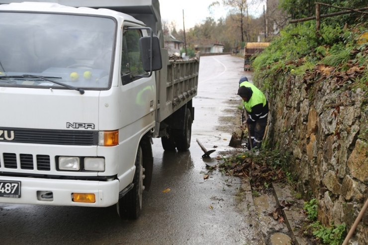 Yağmur Suyu Kanalları Temizleniyor