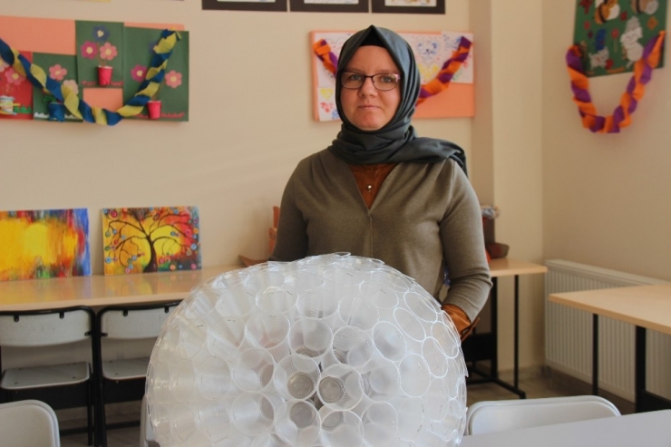 Çiftelerde Zihinsel Engelli Öğrencilerden Bardaktan Top