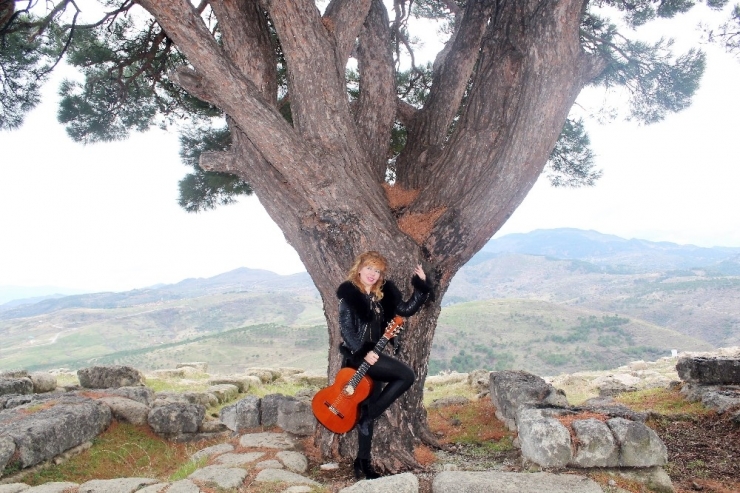 Dünyaca Ünlü Gitarist Bergama’ya Hayran Kaldı