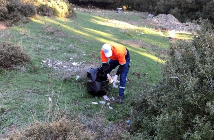 Aliağa’nın Mahallerinde Gelişigüzel Atılan Çöpler Toplandı