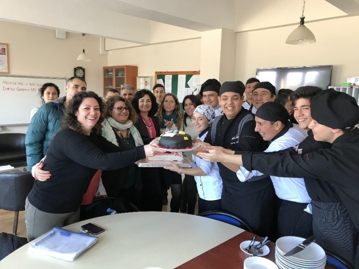 Çeşme’de Ödüllü Genç Aşçılardan Öğretmenlerine Sürpriz