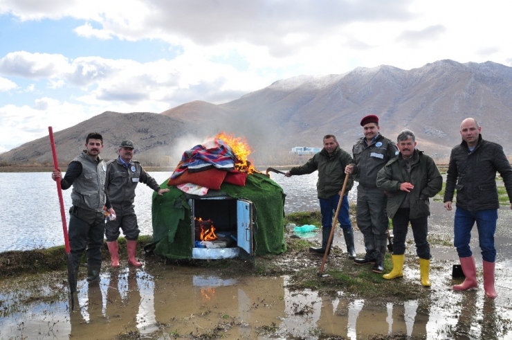 Kaçak Av İçin Dayalı Döşeli Avcı Kulübesi Yapmışlar