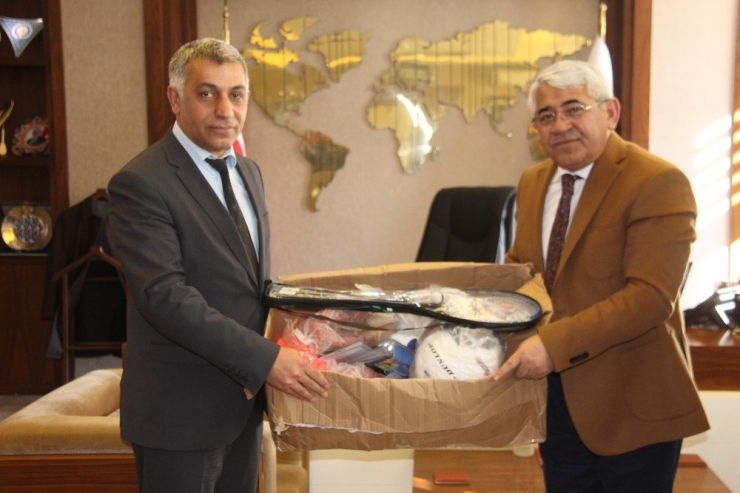 Kars Belediyesi’nden 4 Okula Hediye