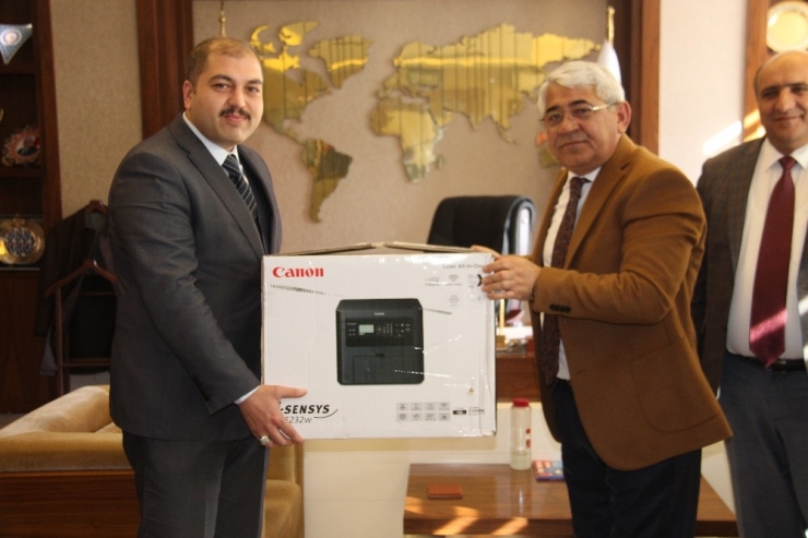 Kars Belediyesi’nden 4 Okula Hediye