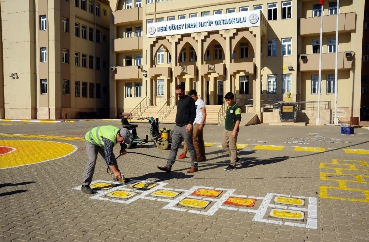 Kepez’de Okulların Bahçelerine Oyun Alanları Çiziliyor