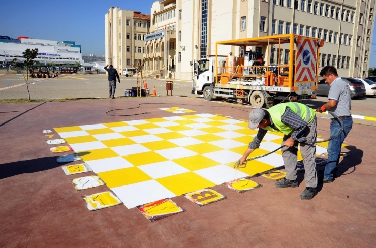 Kepez’de Okulların Bahçelerine Oyun Alanları Çiziliyor
