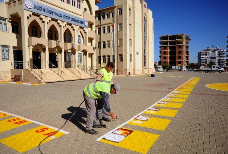 Kepez’de Okulların Bahçelerine Oyun Alanları Çiziliyor