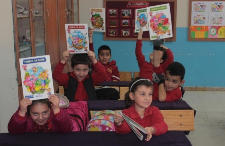 Muhtar’dan Öğrencilere Kitap