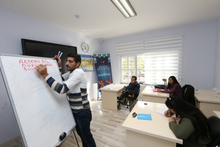 Engeliler Memuriyete Hazırlanıyor.