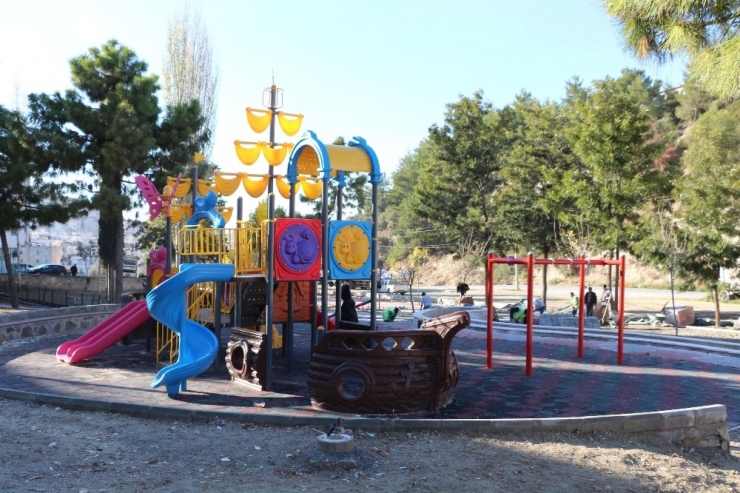 Kuşadası Belediyesi 6 Yeni Park Yapıyor