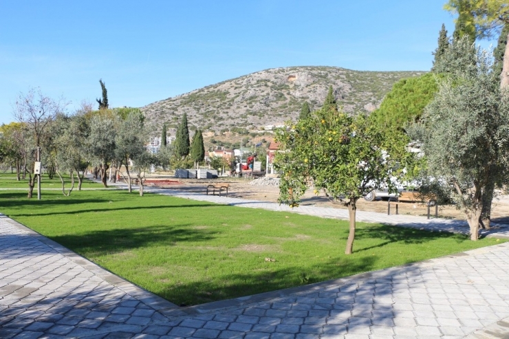 Kuşadası Belediyesi 6 Yeni Park Yapıyor