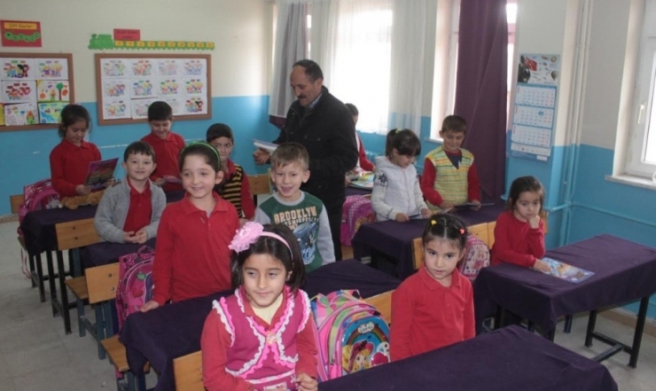 Muhtar’dan Öğrencilere Kitap