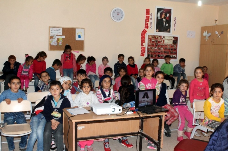 Görmeyen Gözleriyle Öğrencilere Yol Gösteriyor