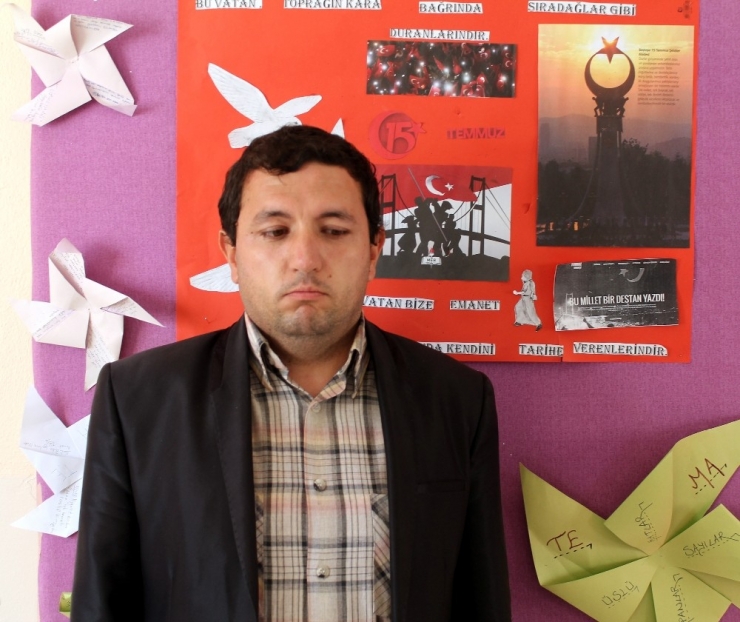 Görmeyen Gözleriyle Öğrencilere Yol Gösteriyor