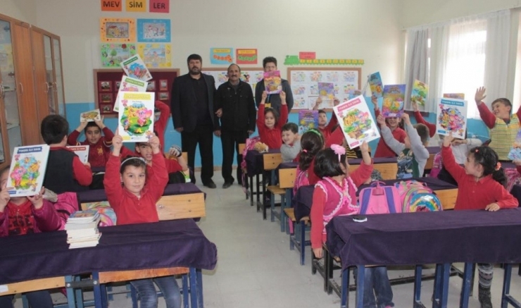 Muhtar’dan Öğrencilere Kitap