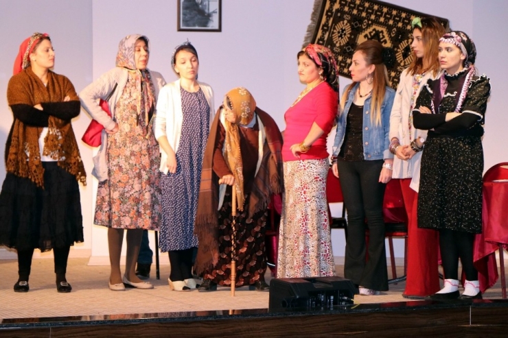 Öğretmenler ‘Öğretmenler Günü’ne Özel Tiyatro Oyunu Sergiledi