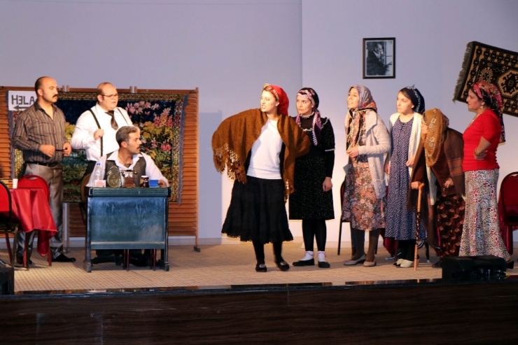 Öğretmenler ‘Öğretmenler Günü’ne Özel Tiyatro Oyunu Sergiledi