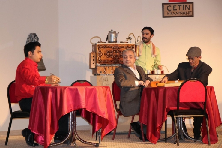 Öğretmenler ‘Öğretmenler Günü’ne Özel Tiyatro Oyunu Sergiledi