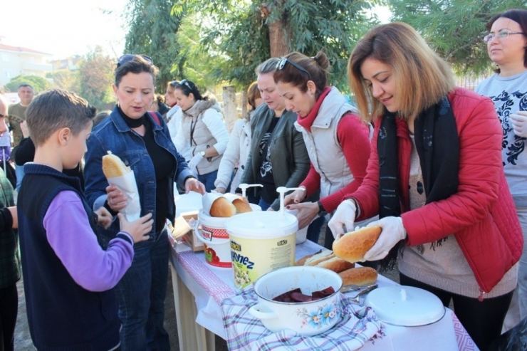 Okul Aile Birliği Sucuk Ekmek Etkinliğiyle Kışa ‘Merhaba’ Dedi