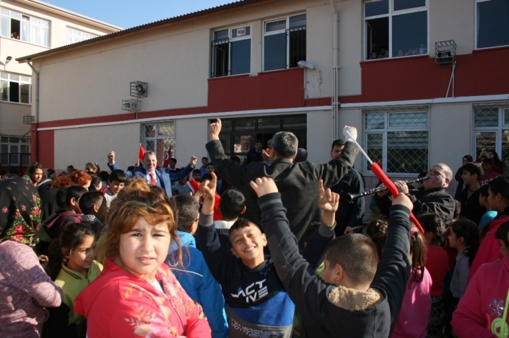 Davulla Zurnayla Öğretmenler Gününü Kutladılar