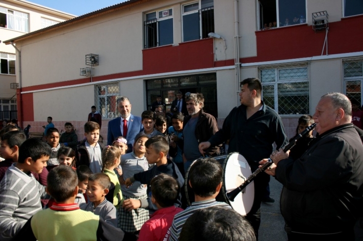 Davulla Zurnayla Öğretmenler Gününü Kutladılar