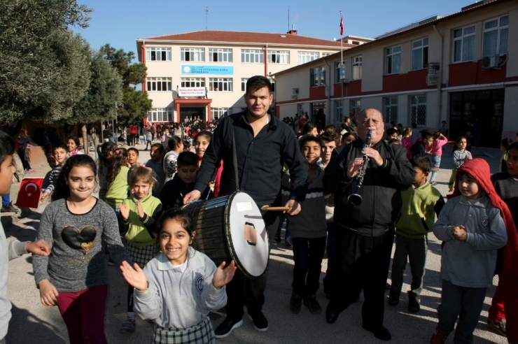 Davulla Zurnayla Öğretmenler Gününü Kutladılar