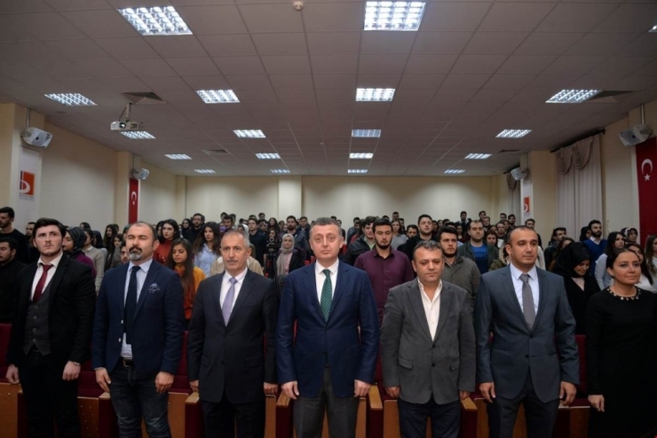 Vali Büyükakın, Üniversite Öğrencileriyle Bir Araya Geldi