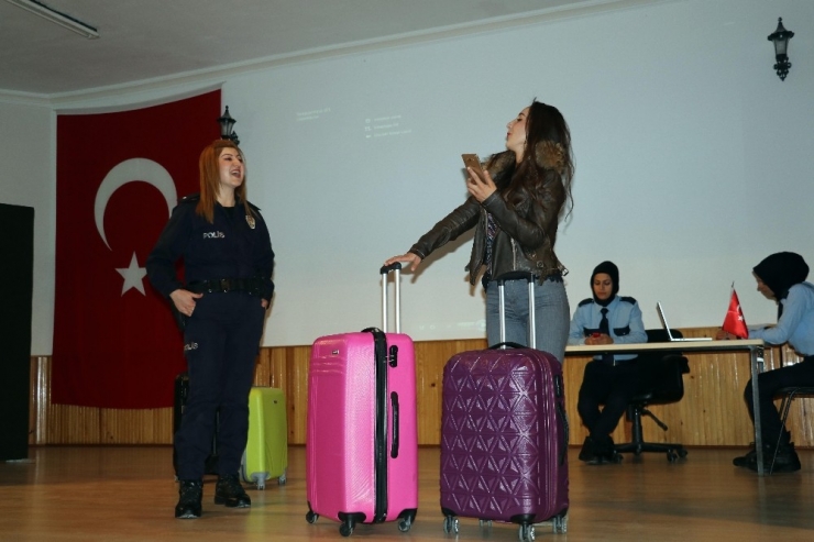 Pomem Öğrencileri Tiyatroda Hünerlerini Sergiledi