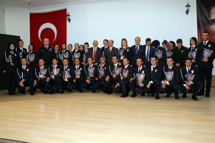 Pomem Öğrencileri Tiyatroda Hünerlerini Sergiledi