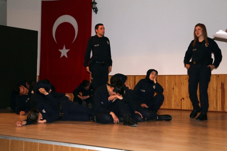 Pomem Öğrencileri Tiyatroda Hünerlerini Sergiledi