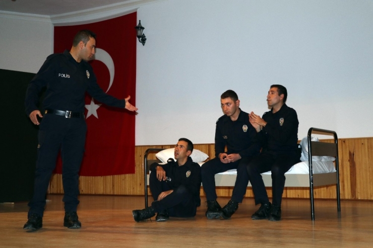 Pomem Öğrencileri Tiyatroda Hünerlerini Sergiledi