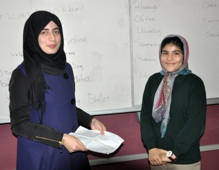 Yasemin Öğretmenden Afgan Öğrencisine Yürek Kabartan Davranış