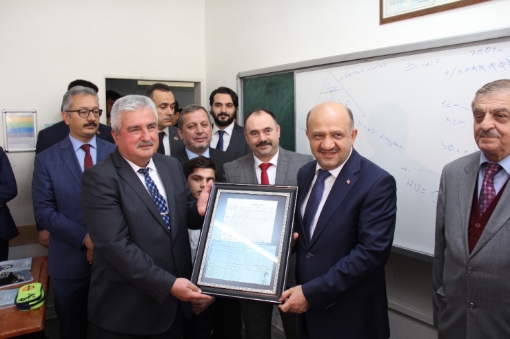 Başbakan Yardımcısı Işık, Öğretmenler Gününde 34 Yıllık Sırasına Oturdu