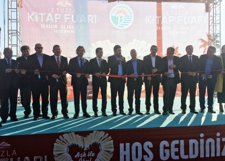 Tuzla Kitap Fuarı’nda ‘Asma Kitap’ Projesi