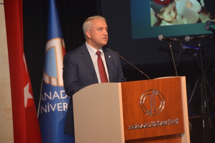 Öğretmenler Günü Anadolu Üniversitesi’nde De Coşkuyla Kutlandı