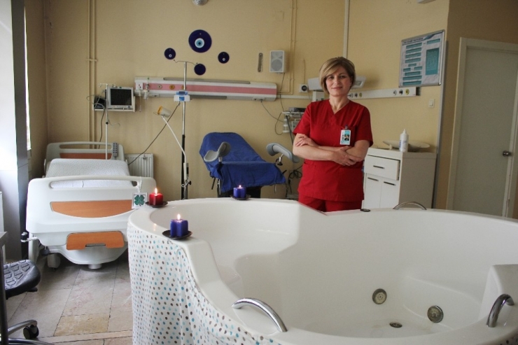 Uzmanlar: "Anneler Normal Doğuma Teşvik Edilmeli"