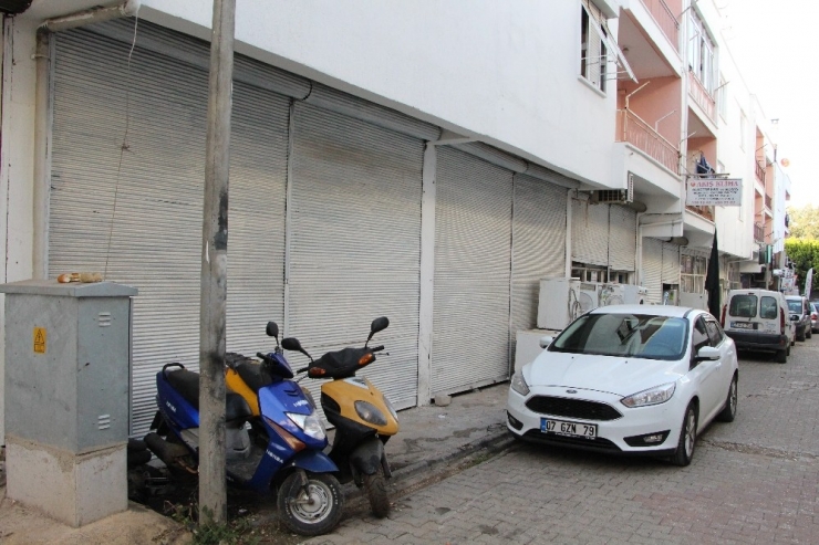 Aksu Berberoğlu Çarşısı Kepenk Kapadı