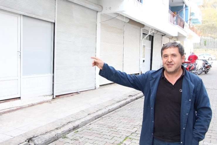 Aksu Berberoğlu Çarşısı Kepenk Kapadı