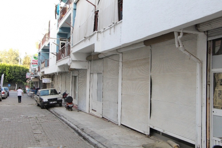 Aksu Berberoğlu Çarşısı Kepenk Kapadı