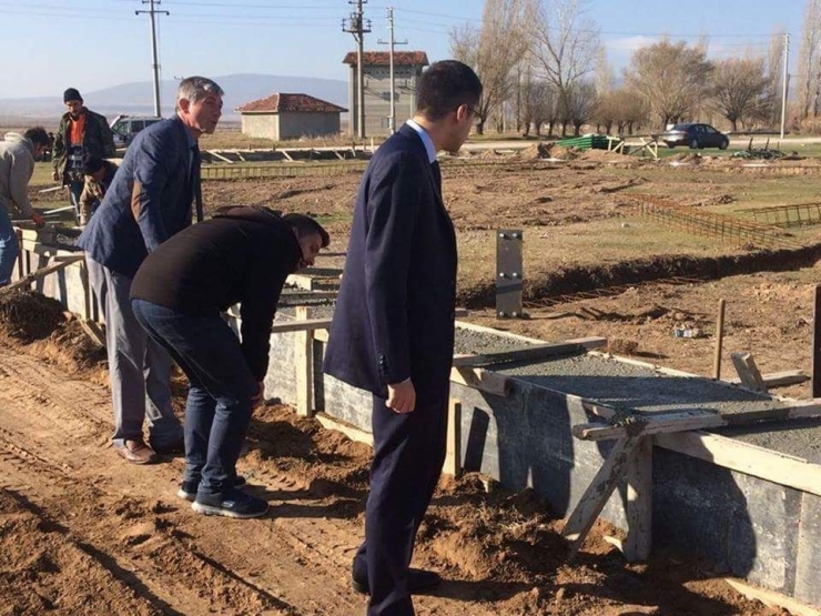 Kaymakam Şahin, ’Kapalı Sentetik Yüzeyli Futbol Sahası’ İnşaatını İnceledi