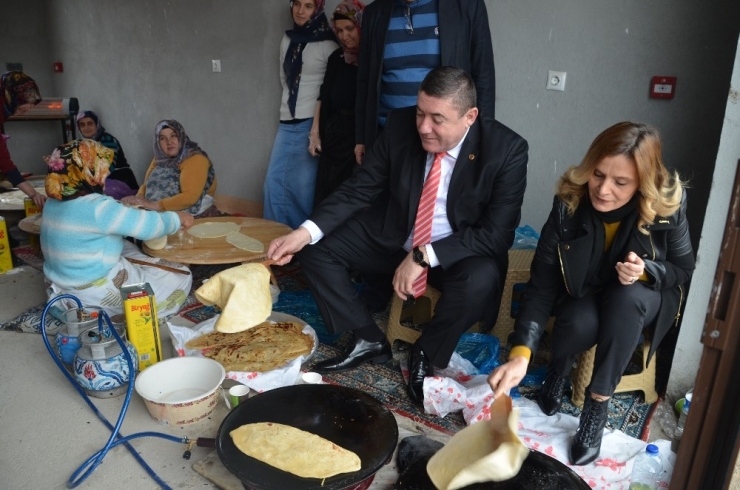 Başkan Tekin, Sergiyi Ziyaret Etti, Eşiyle Birlikte Gözleme Yaptı