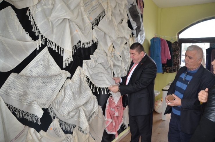 Başkan Tekin, Sergiyi Ziyaret Etti, Eşiyle Birlikte Gözleme Yaptı