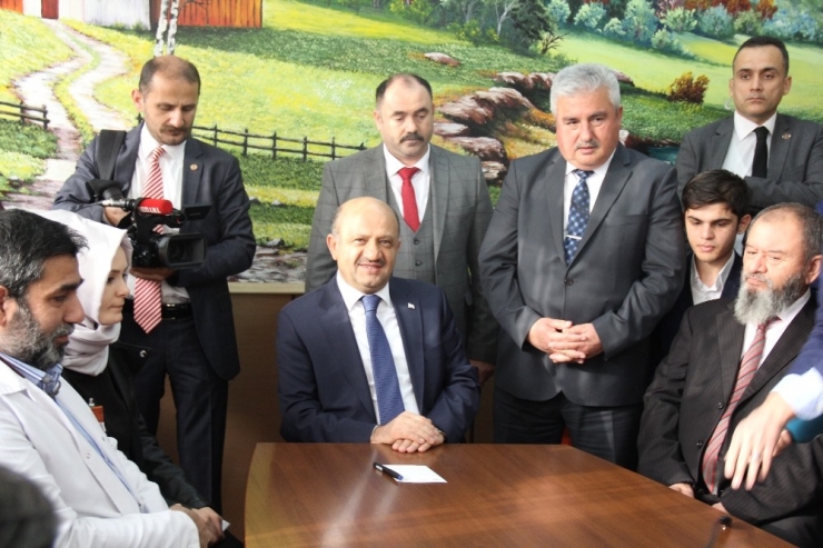 Başbakan Yardımcısı Işık, Öğretmenler Gününde 34 Yıllık Sırasına Oturdu