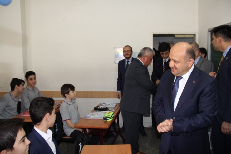 Başbakan Yardımcısı Işık, Öğretmenler Gününde 34 Yıllık Sırasına Oturdu