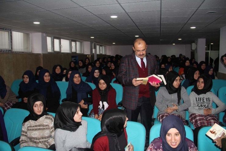 Vali Ustaoğlu’ndan Kız Öğrencilere Ziyaret