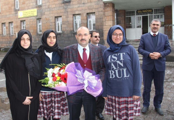 Vali Ustaoğlu’ndan Kız Öğrencilere Ziyaret