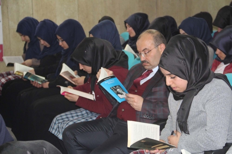 Vali Ustaoğlu’ndan Kız Öğrencilere Ziyaret