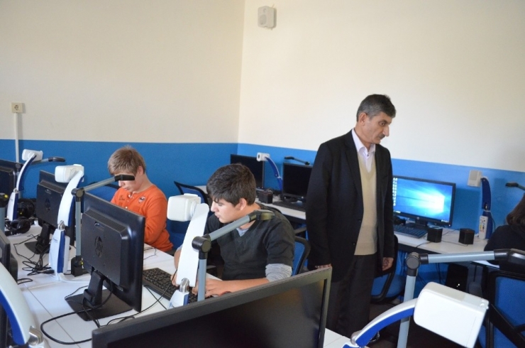 Görme Engelli Okulun Tek Görme Engelli Öğretmeni