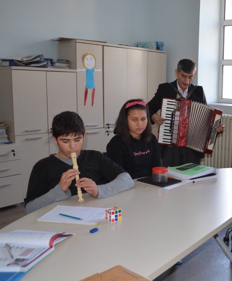 Görme Engelli Okulun Tek Görme Engelli Öğretmeni