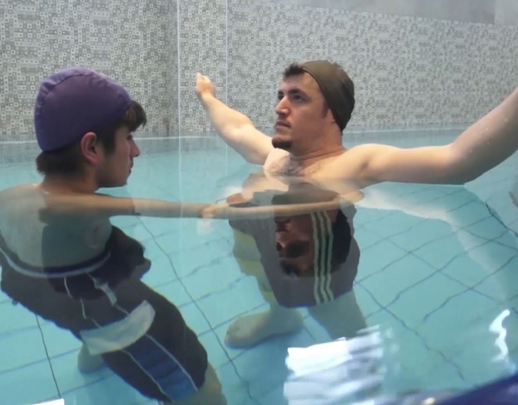 Felçli Genç, Robotik Cerrahi Yöntemiyle Ayağa Kalktı